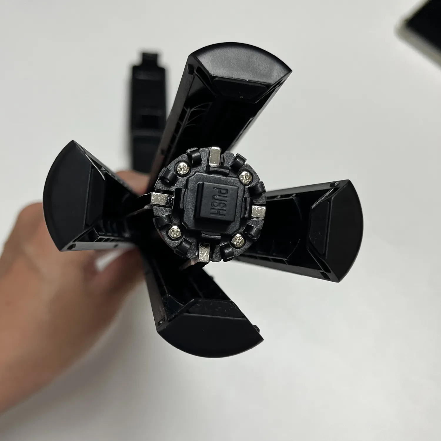 google pixelに最適な自撮り棒の四脚を開く